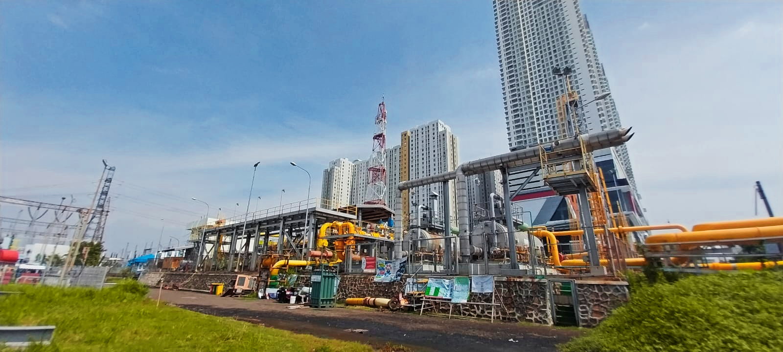 Tim konstruksi bekerja di lapangan